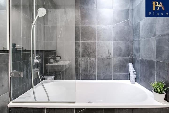 Pluxa Azure Cubic - Azure Cityview, Corporate Stays Welcome Birmingham Bagian luar foto